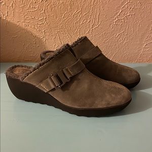 Nice Pair Of Women’s AEROSOLES Gray, Winter Clogs